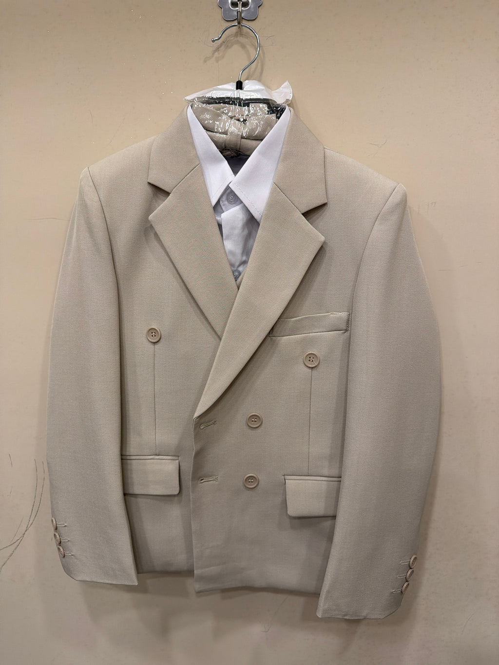 abito doppio petto con gilet beige