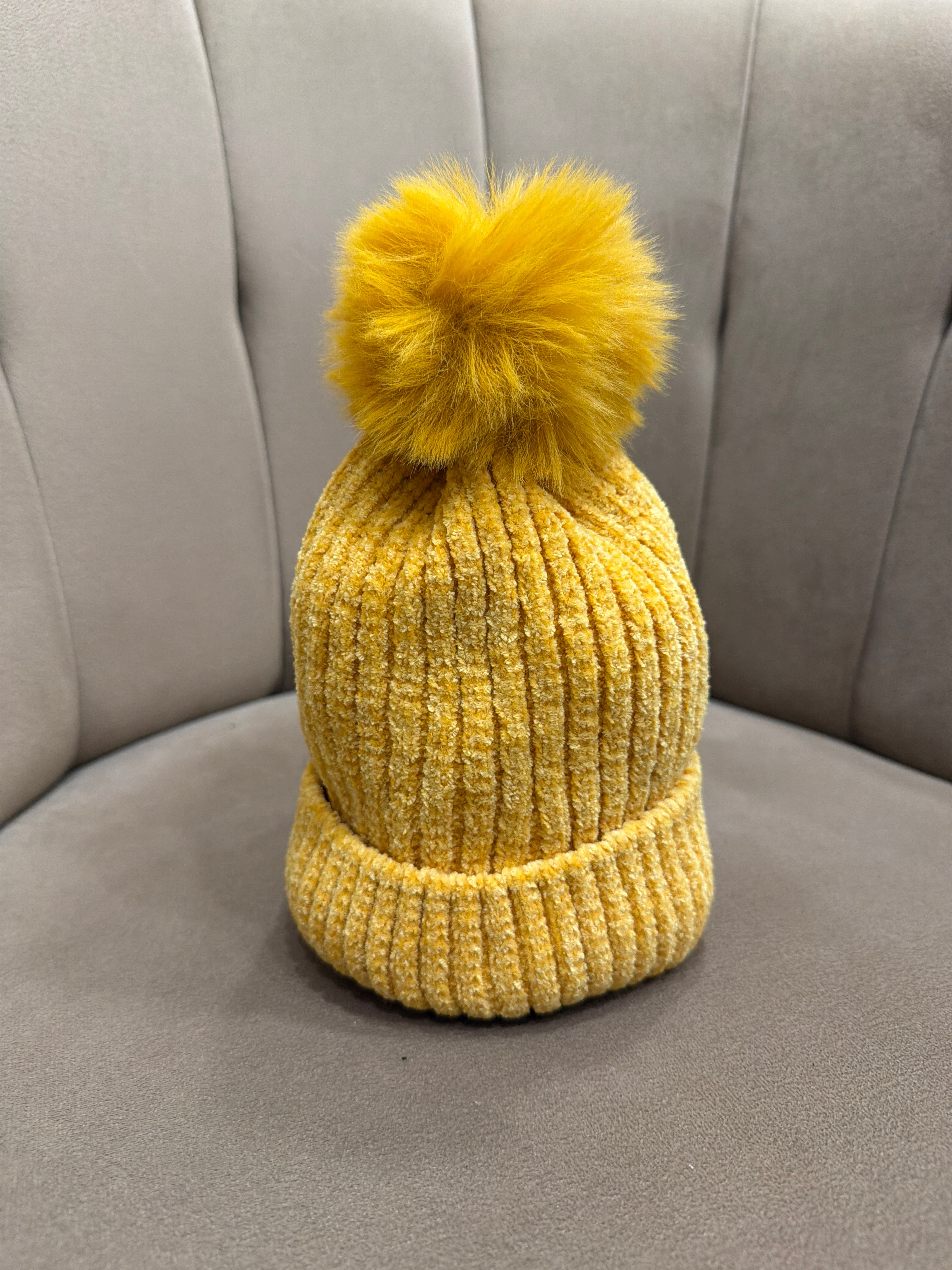 cappellino pom pon senape