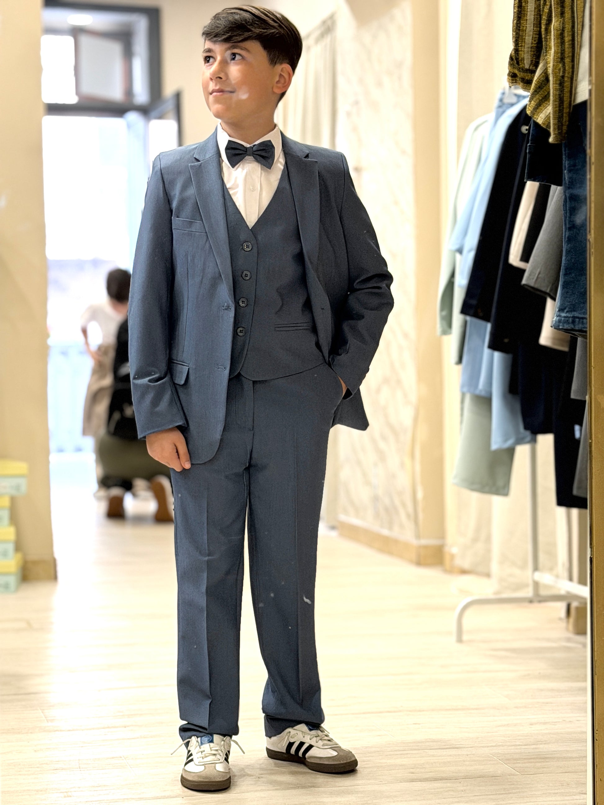 abito monopetto con gilet blu jeans