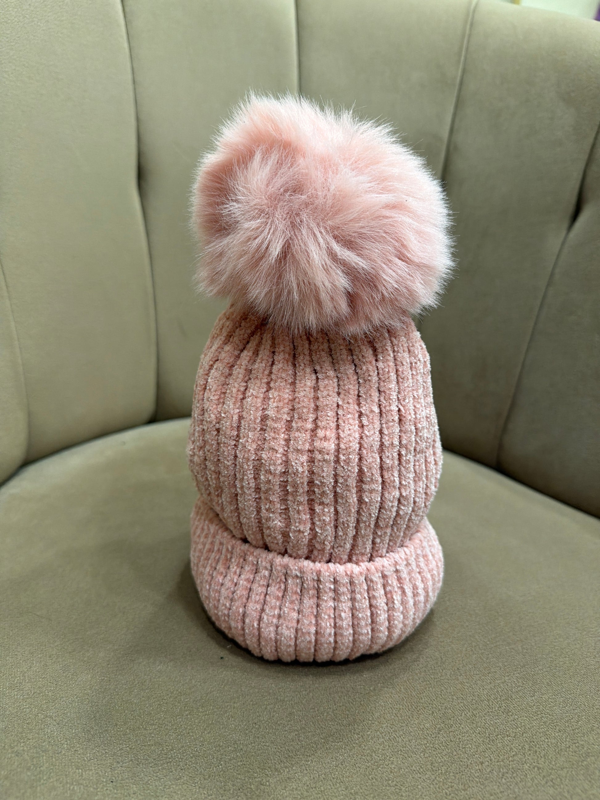 Cappellino pom pon cipria