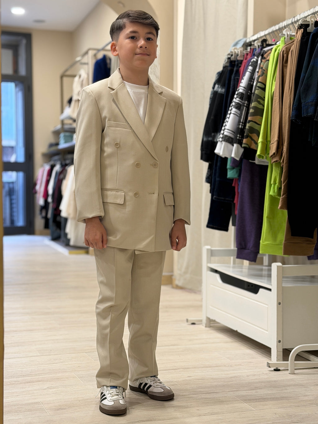 abito doppio petto beige con t shirt