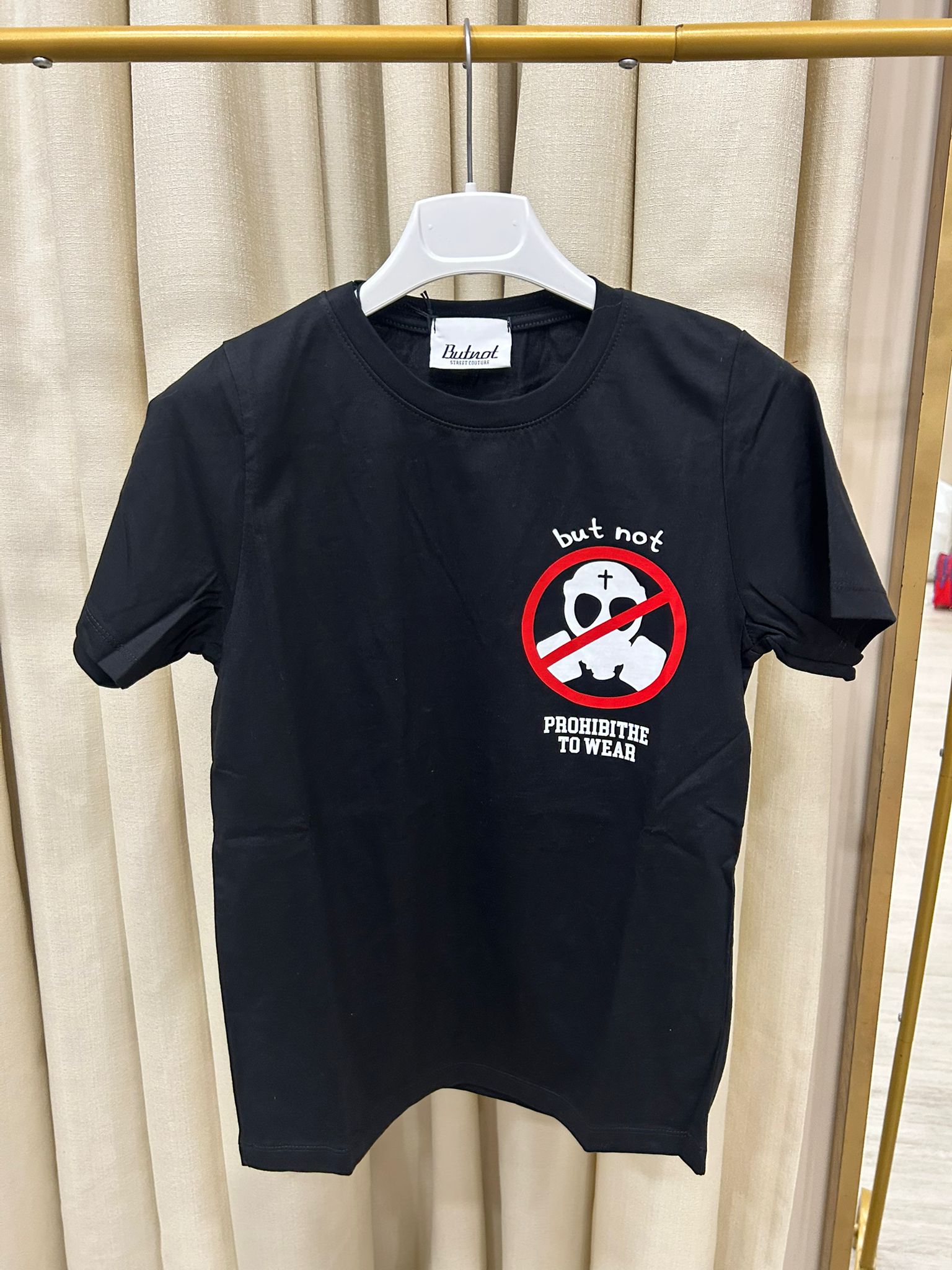T shirt butnot logo black