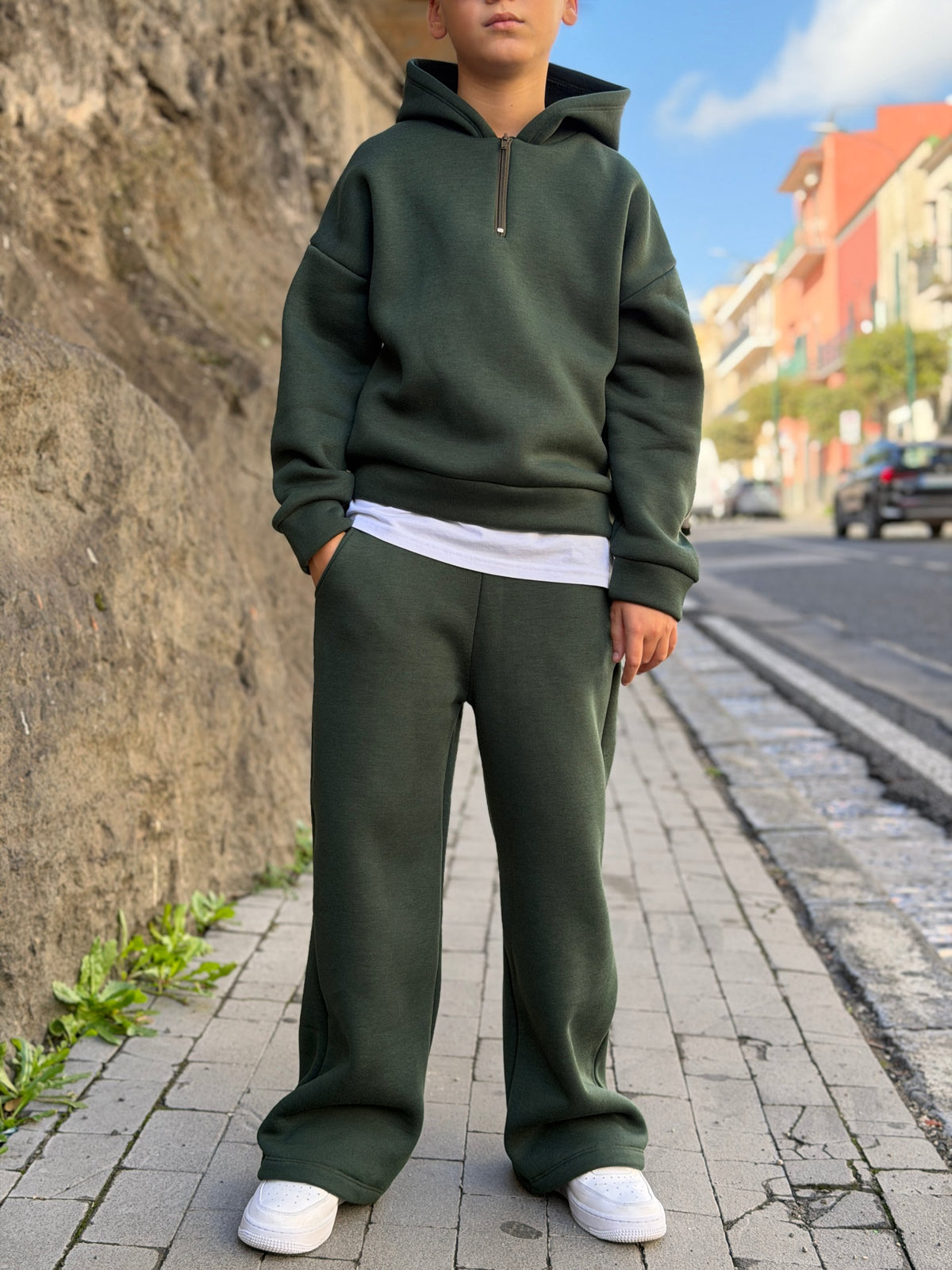 Bambino con tuta felpata verde