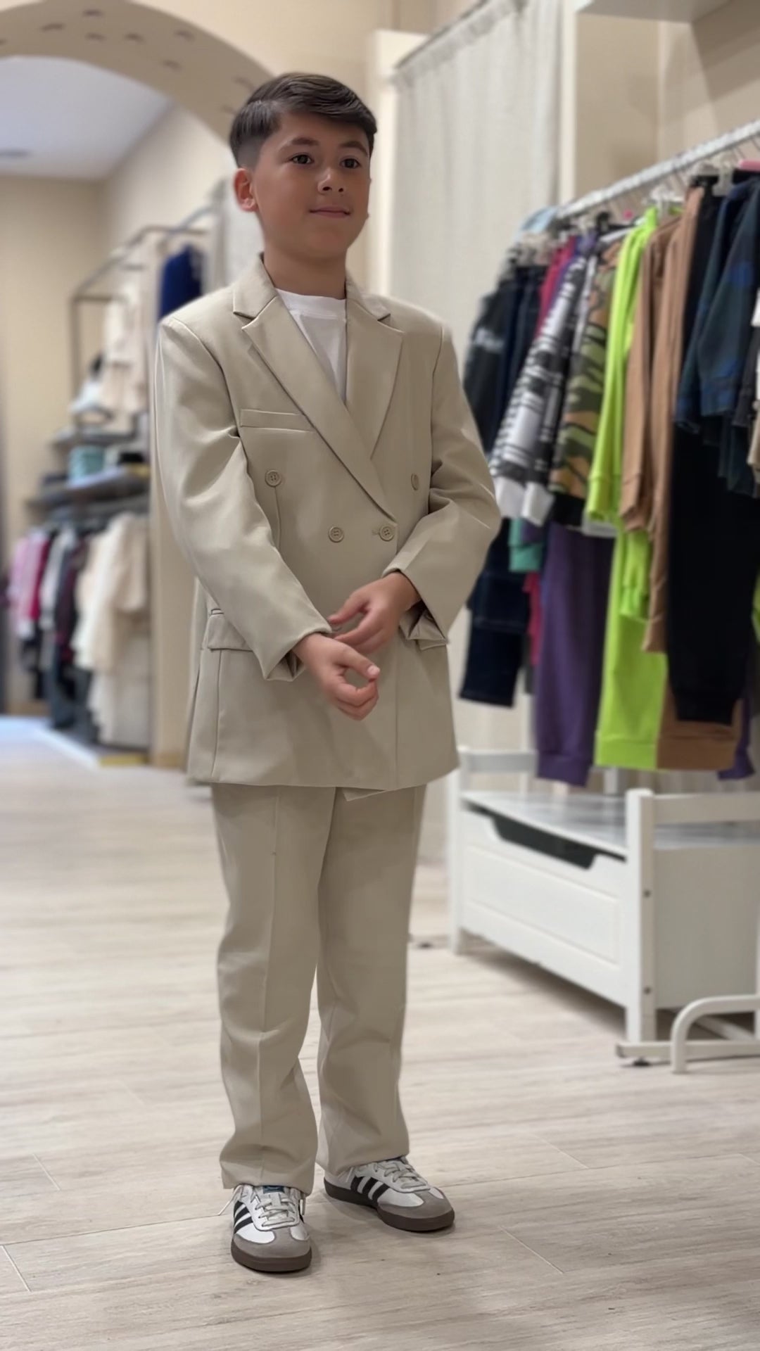 abito doppio petto beige con t shirt